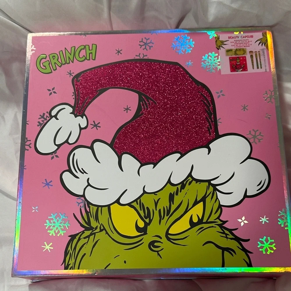 Grinch Eyeshadow and Complexion Palettes and Brush Set.